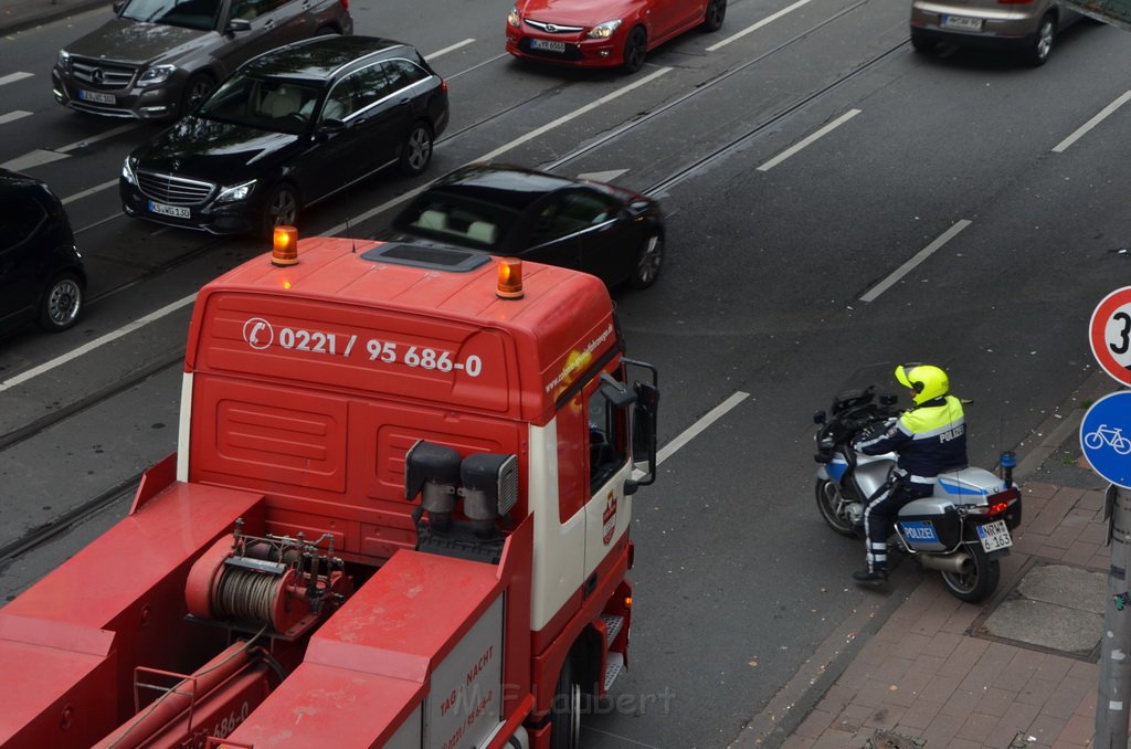 LKW blieb an Bruecke haengen Koeln Deutz Opladenerstr P173.JPG - Miklos Laubert